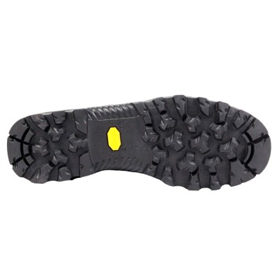 Primer plano de la suela Vibram de la bota Aigle Altavio High GTX impermeable para trekking y caza