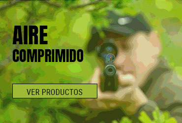 Tirador deportivo apuntando con una carabina de aire comprimido equipada con mira telesc&oacute;pica